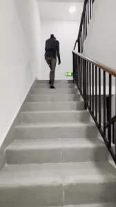 母狗家楼梯间激战