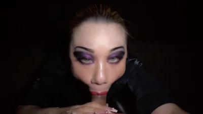 妖艳浓妆熟女野外无套口交并吞精