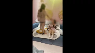 ，一个在自拍一个在挨操！